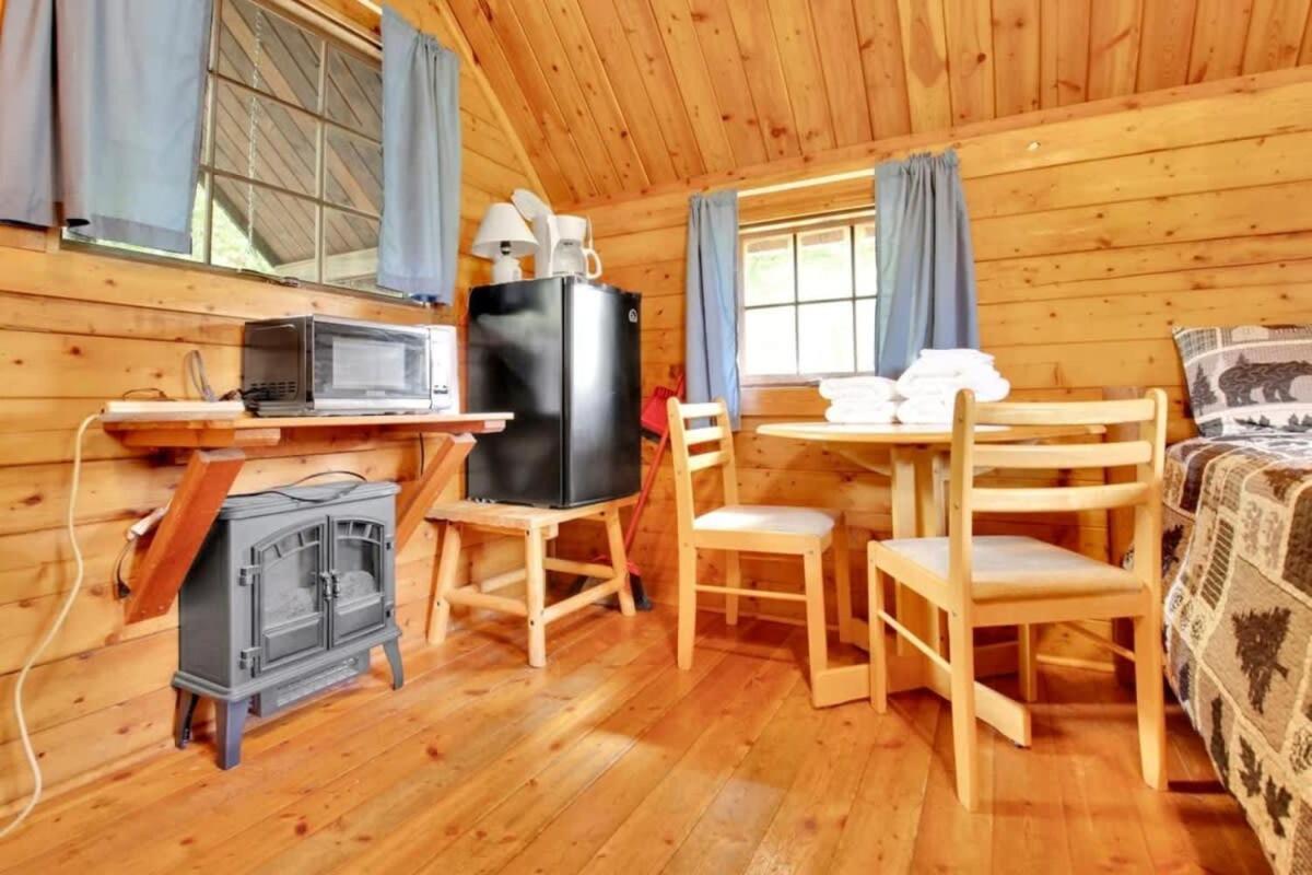 Rustic Cabin With Pool Access Блумингтън Екстериор снимка