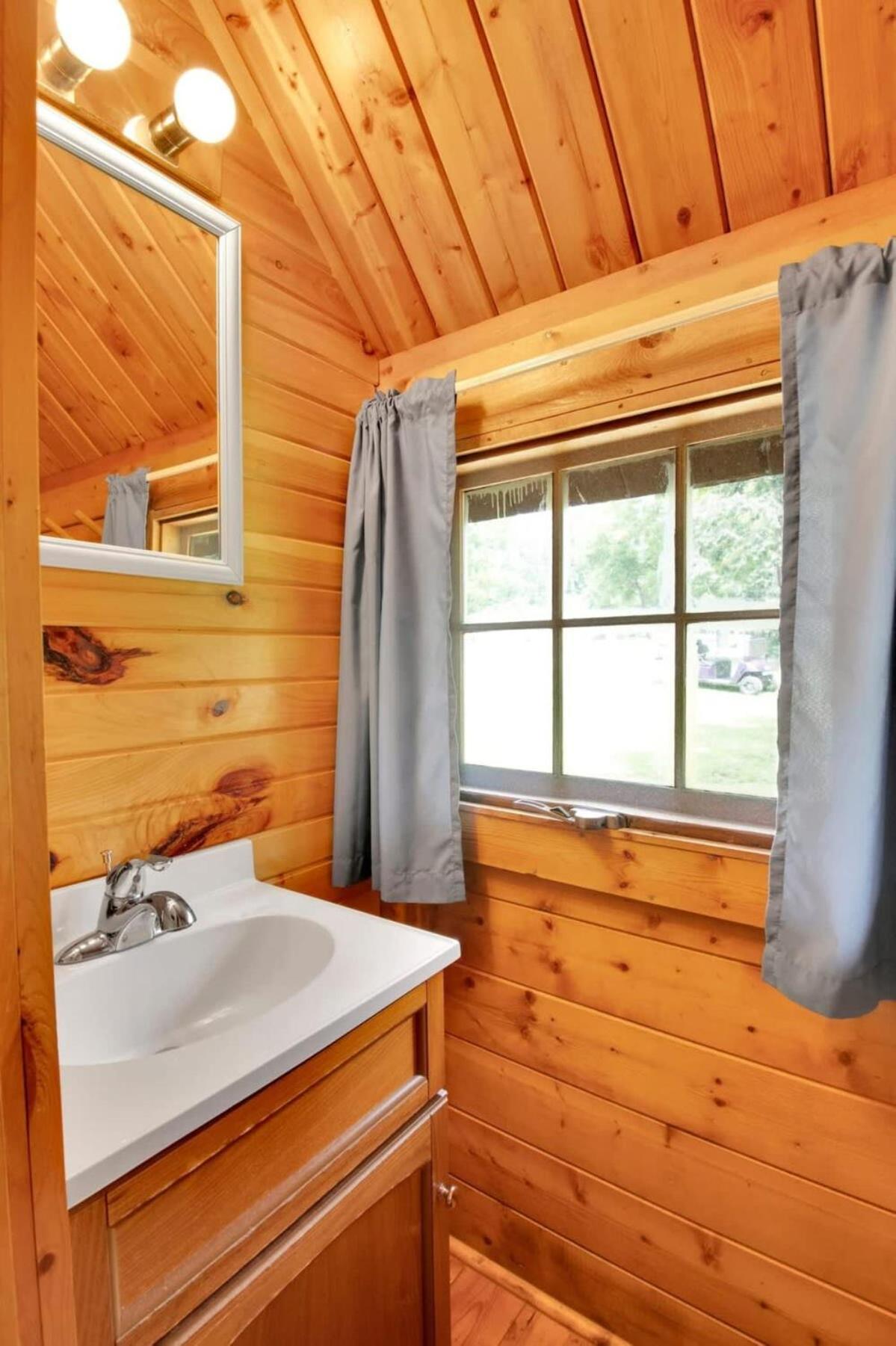 Rustic Cabin With Pool Access Блумингтън Екстериор снимка